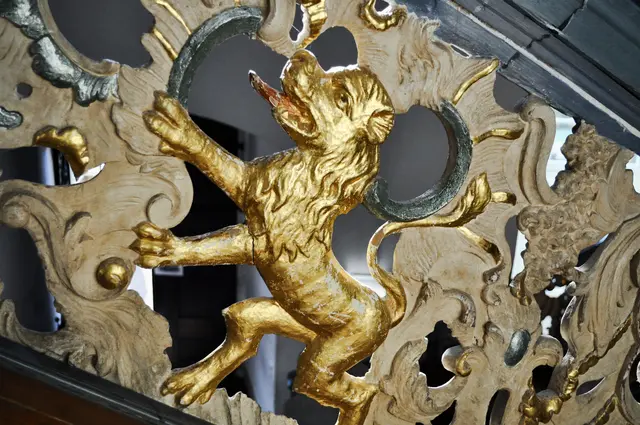 Im Geländer sieht man verschiedene Wappen die mit dem Kloster in Verbindung stehen. Hier der Stauferlöwe von Kaiser Friedrich Barbarossa der dem Kloster einen Schutzbrief ausstellte. | Foto: Daniela Somers