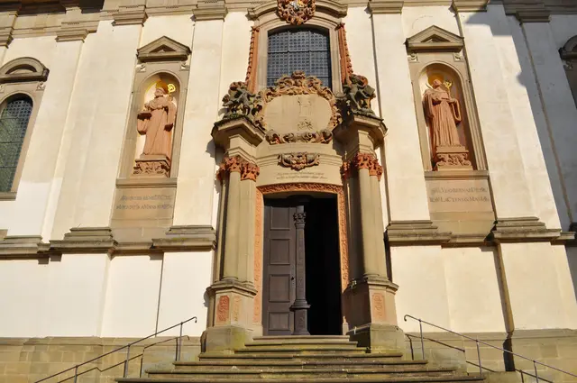 Schon der Eingang zur Klosterkirche ist beeindruckend | Foto: Daniela Somers