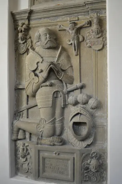 Die Grabplatte des Götz von Berlichingen. (Archivbild) | Foto: Daniela Somers