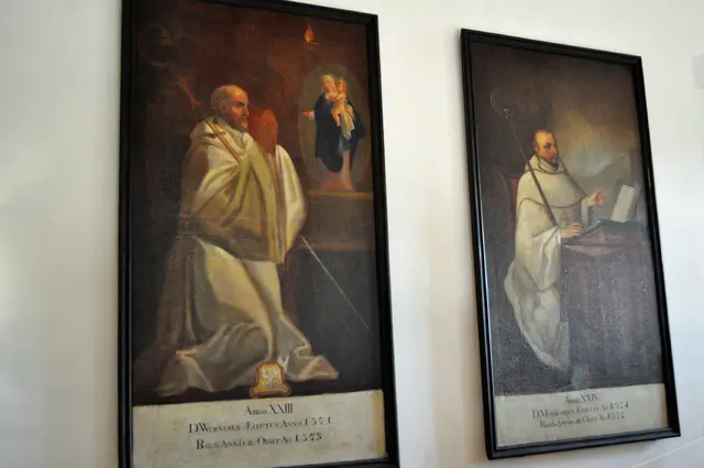 Ganz oben sieht man eine Galerie. Die Bilder zeigen Äpte. | Foto: Daniela Somers