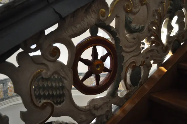 Details am Geländer. Verschiedene Wappen sind im Geländer eingearbeitet. | Foto: Daniela Somers