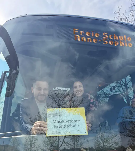 Strahlende Gesichter auf dem Heimweg: Musikfachschaftsleiterin Jasmin Dietz und Primarstufenleiter Stefan Rauner mit der Plakette für den Eingangsbereich. | Foto: Udo Bürkert