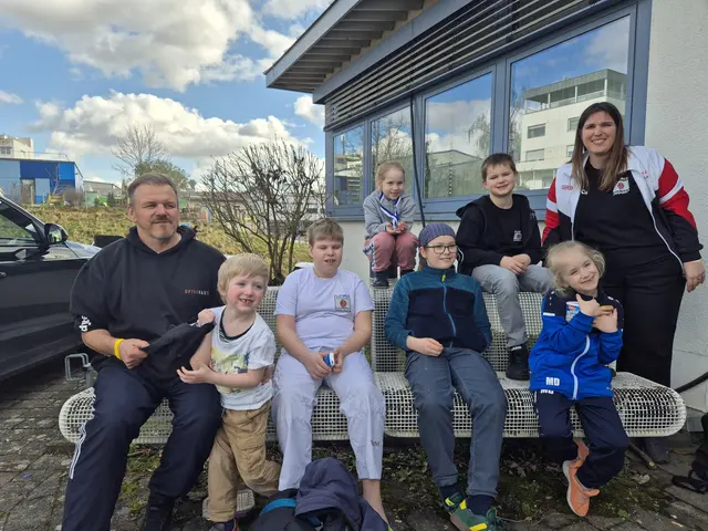 Trainer Reiner und Sarah. Wettkämpfer_innen Bo (in weiß), Mira (v.r.) und Johanna (hi.) mit weiteren Fleiner Judoka. | Foto: Angie Kölle