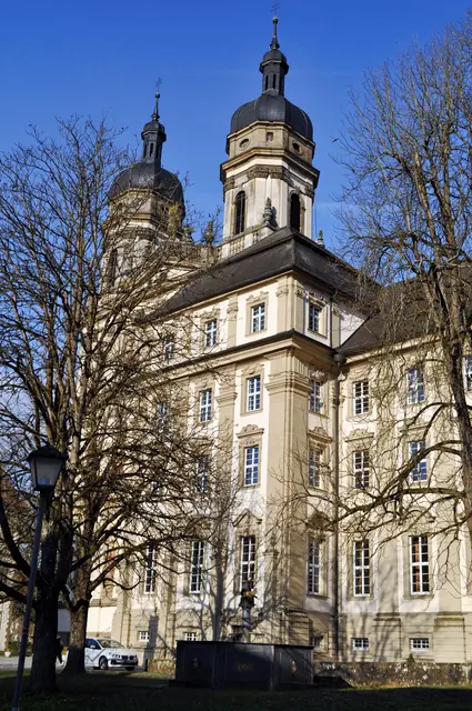 Blick auf die neue Abtei. Dahinter die Klosterkirche. | Foto: Daniela Somers
