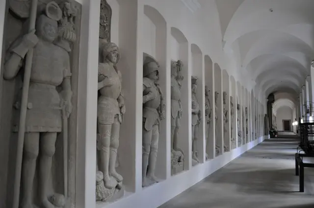 Im Kreuzgang kann man sich die Grabplatten und Epitaphe der Herren von Berlichingen anschauen. (Archivbild) | Foto: Daniela Somers