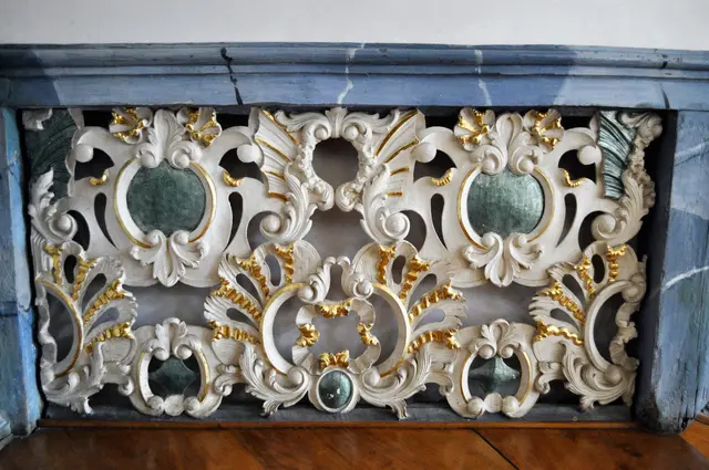 Ausschnitt aus dem Geländer. Das Geländer ist aus Holz mit Rocaillen-Schnitzereien. Was soviel bedeutet wie: Muschelwerk. Also muschelförmige Ornamente | Foto: Daniela Somers