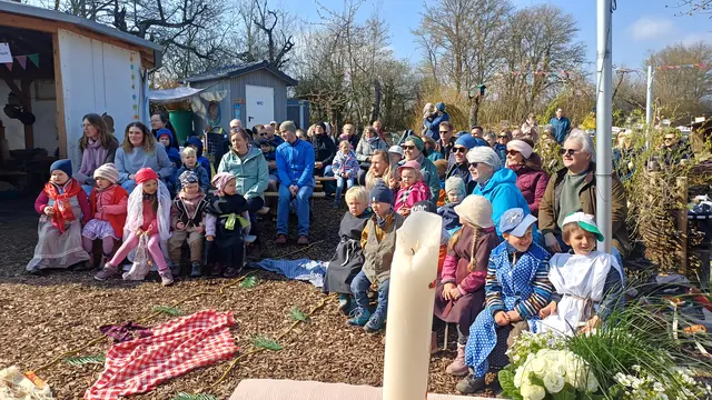 Mit einem fröhlichen Familiengottesdienst startete der Naturkindergarten Hoffnungsland in Brackenheim am 22. März sein Blütenfest.  | Foto: Stephanie Alber, Naturkindergarten