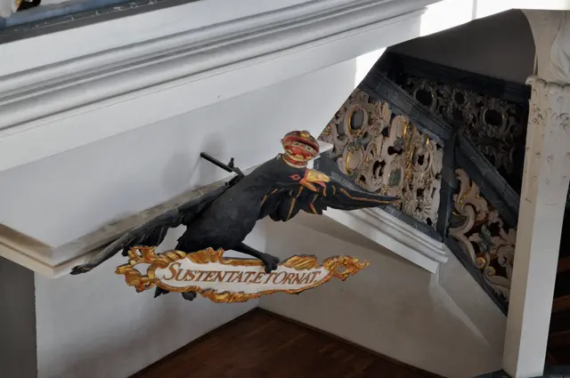 Der Reichsadler mit Krone. Die Inschrift bedeutet: Er stützt und schmückt. Was immer das auch bedeuten mag. | Foto: Daniela Somers