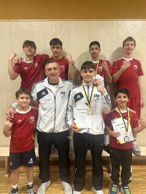 oben von links nach rechts Luis Sabato-Hettler, Artem Kazakov, Gentian Derwisch, Dmyro Hurov, unten Mark Litwinenko, Trainer Jurij Samek, Georg Samek, Ardian Derwisch | Foto: Abt. Boxen