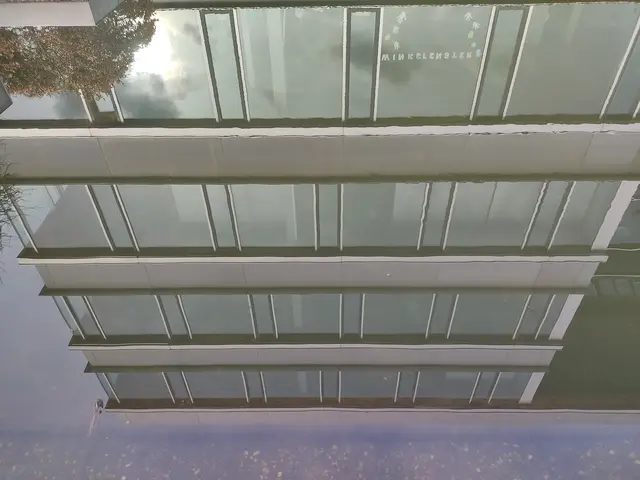 Spiegelung im Teich. Da steht das Gebäude Kopf | Foto: Daniela Somers