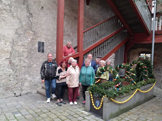 Die Albvereinler mit Bürgermeister Bauer am fertig geschmückten Osterbrunnen | Foto: Herbert Wied