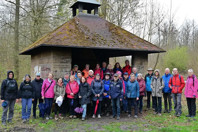 Am Steinernen Häusle stellten sich die Wanderinnen und Wanderer des Schwäbischen Albvereins Weinsberg zum Gruppenfoto auf. Danach trennten sich die Wege. | Foto: Michael Harmsen