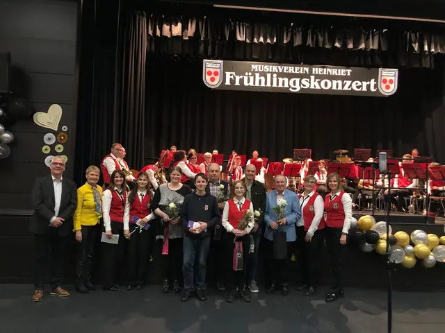 von links: Rainer Hoffmann, Friedlinde Gurr-Hirsch, Ellen Kienzler, Hanan Samid, Nicole Engelfried, Jonas Schuhmann, Jörg Hannß, Anita Sabitow, Stefan Schick, Wolfgang Schwarz, Tanja Semle, Kerstin Gatscher | Foto: MV Heinriet e.V.