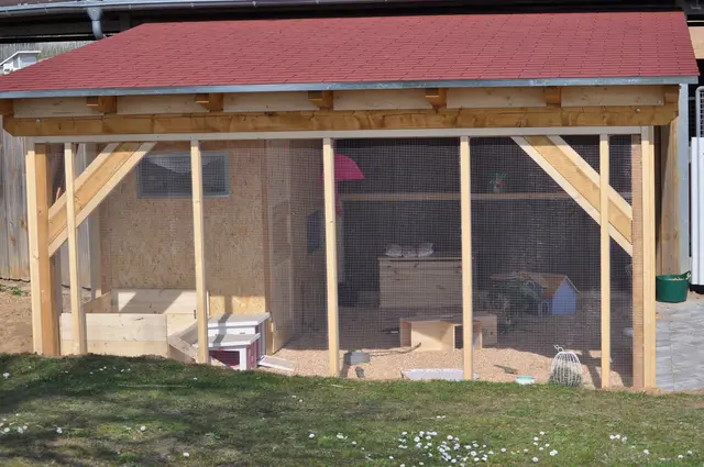 Durch das feine Gitter konnte ich aus der Nähe nicht fotografieren. Aber ich glaube man sieht auch so sehr gut wie schön und liebevoll hier alles für die Hoppler gestaltet wurde. | Foto: Daniela Somers