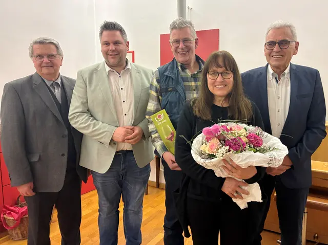 1. alter Vorsitzender Winfried Lurwig, Bürgermeister Andreas Vierling, 1. neuer Vorsitzender Martin Brinkmann, 2. neue Vorsitzende Bettina Illi, 2. alter Vorsitzender Walter Happold bei der Jahreshauptversammlung vom CANTO allegro Untergruppenbach e.V. (von links). | Foto: Walter Happold