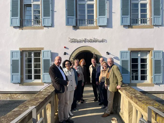 Der Vorstand der Literaturhaus-Freunde vor dem Trappenseeschlösschen.  | Foto: Foto: privat