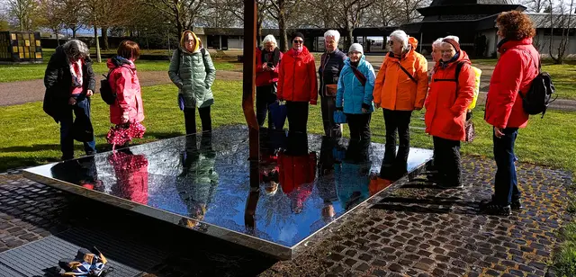 Wanderinnen des Kneippvereins Heilbronn spiegeln sich in der Grundfläche des "Infini" genannten Kunstwerks auf dem Westfriedhof in Böckingen, einem Werk des Bildhauers Robert Schad. | Foto: Privat