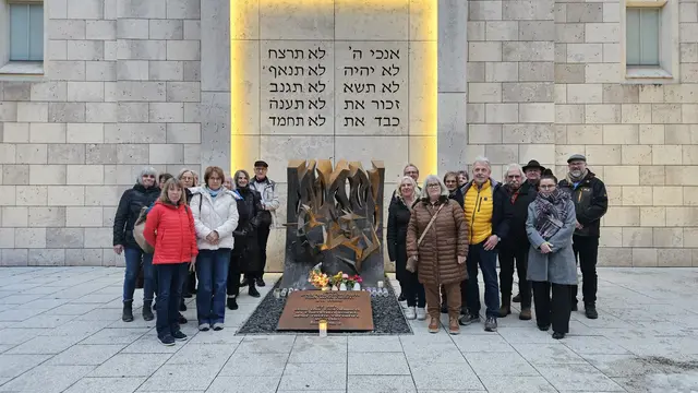 Interessierte Bürgerinnen und Bürger bei Exkursion der VHS Künzelsau, vor der Synagoge | Foto: VHS Künzelsau