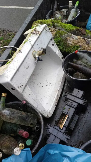 Nahezu eine komplette Kücheneinrichtung - inklusive Kochfeld, Möbel und Waschbecken - konnte von den Zweiradfreunden am14.03.2026 in und um Berlichingen zusammengetragen werden. | Foto: Michael Rüdenauer