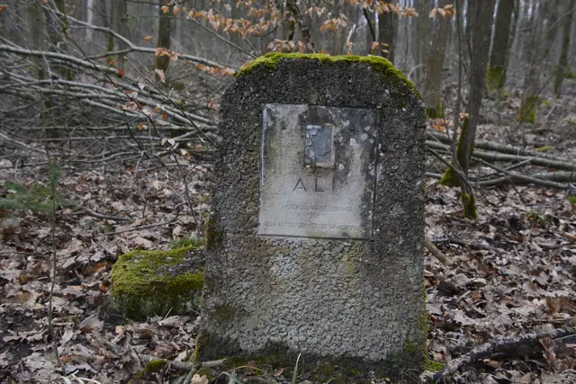 Gedenkstein an einen Wachhund der US-Armee. Das muß ein ganz besonderes Tier gewesen sein. | Foto: Michael Harmsen
