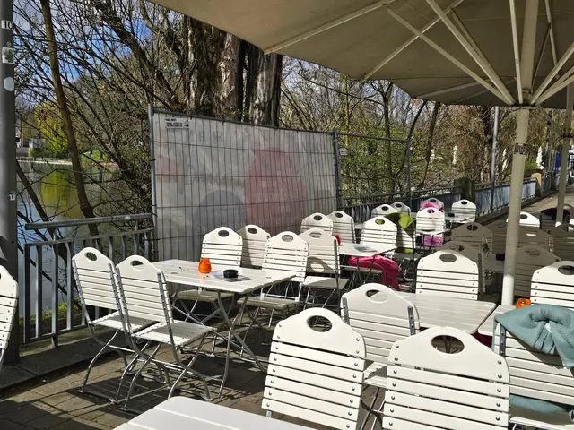 Zwei Bauzäune, einer mit Sichtschutz, an der Aussengastronomie. | Foto: Heidrun Rosenberger