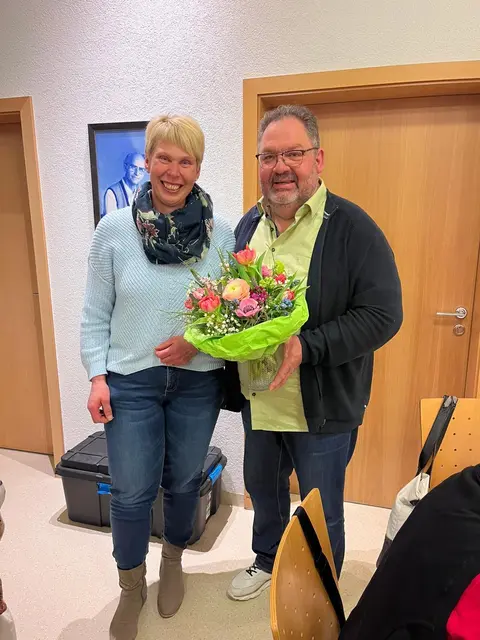 Der langjährige Vorsitzende Ralph Heusler gratuliert seiner Nachfolgerin Silvia Pfizenmaier zur Wahl | Foto: Sing- und Liederkranz Untersteinbach