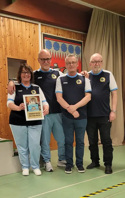 Schützen des SSV Neckarwestheim mit Erinnerungsgeschenk | Foto: Heike Donges