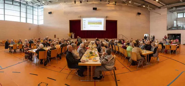 Gut besuchte Seniorenfeier in der Mehrzweckhalle Gronau | Foto: Dr. Qingwei Chen