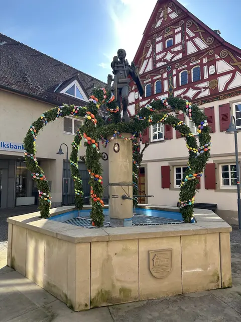 Die Eier in Jagsthausen haben Kinder des Familienzentrums und der Grundschulbetreuung sowie die Landfrauen bemalt. | Foto: Vanessa Lenz