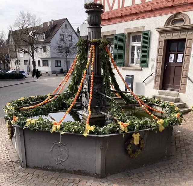 Seit mehr als 20 Jahren schmücken die Landfrauen Beilstein den Ort. Inzwischen ist es der Brunnen, früher war es die Rathaustreppe.
 | Foto: Meike Haid-Rudolph