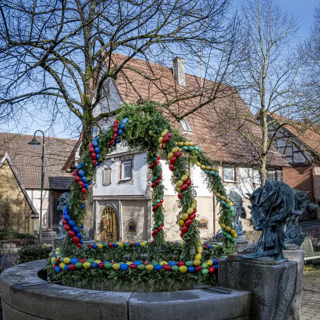 In Pfaffenhofen-Weiler verziert der Osterbogen den Platz rund um die Kunst von Gunther Stilling. | Foto: Erwin Weigend