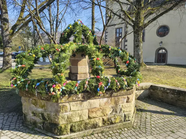 Der Osterbrunnen in Pfedelbach-Untersteinbach steht auf dem Marktplatz.
 | Foto: Sybille Ziegler