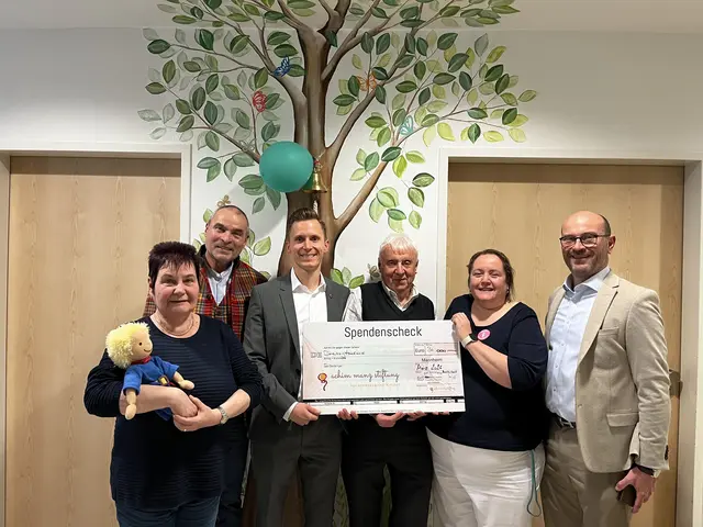 
Bild: von links: Roswitha Treusch, Ralf Klenk, Jonas Banar, Karl-Heinz Treusch, Monika Streiter und Jens Dobokay 
 | Foto: Quelle: Stiftung Große Hilfe für kleine Helden