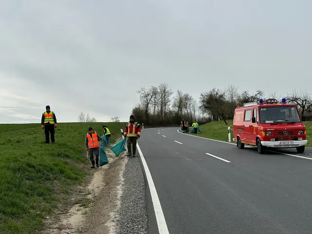 Auch entlang der Kreisstraße wurde einiges an Weggeworfenem gefunden | Foto: Feuerwehr Bretzfeld Abteilung Dimbach