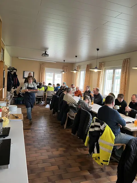 Gemeinsames Essen nach getaner Arbeit | Foto: Feuerwehr Bretzfeld Abteilung Dimbach