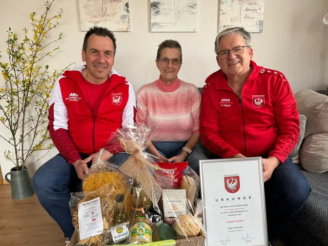 Andreas Neu (links) und Rainer Huber (rechts) ehrten Irene Fischer für 60 Jahre Mitgliedschaft im TSV | Foto: privat