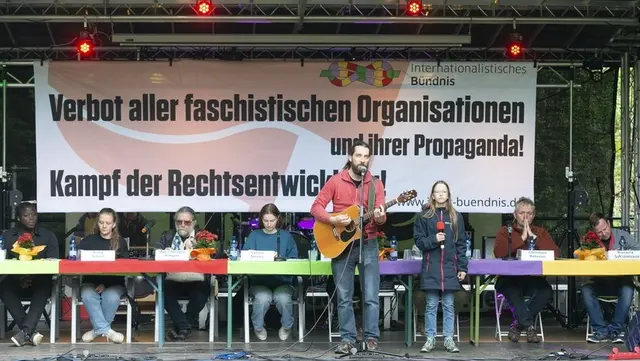 Auch bei den Internationalen Pfingstjugendtreffen sind Antifaschismus und Kampf um demokratische Rechte gesetzt: Das Bild zeigt einen Kulturbeitrag bei einem Workshop des Internationalistischen Bündnisses beim Pfingstjugendtreffen 2024. | Foto: MLPD