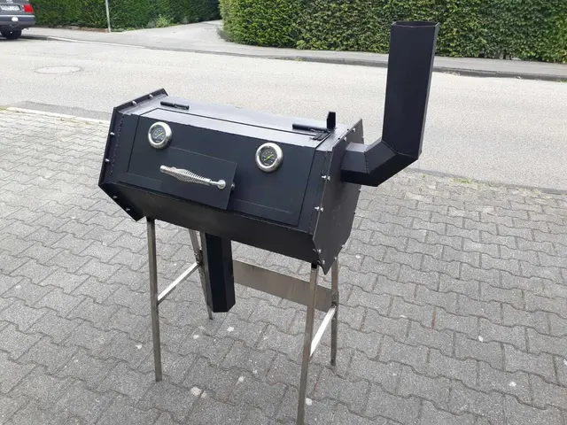 Fast ein bisschen freudig wartet der Grill auf seinen Einsatz.  | Foto: Ursula Wulle