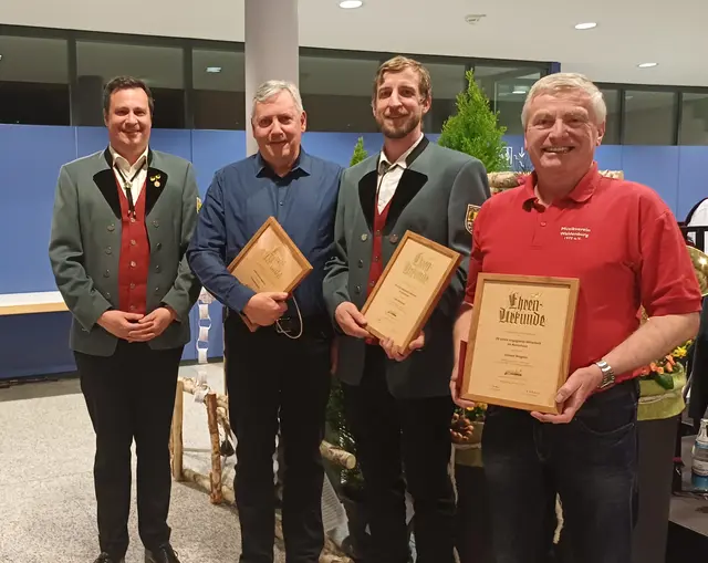 v.l. 1. Vors. Steffen Barkow, sowie die Geehrten Hans-Ulrich Barkow, Falk Kittsteiner, Günter Wagner | Foto: Ursula Wagner