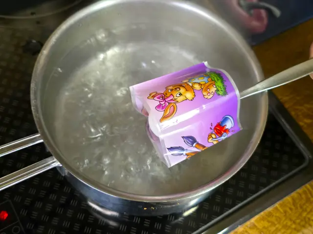 Mit dem Löffel ins kochende Wasser geben.... | Foto: Heidrun Rosenberger