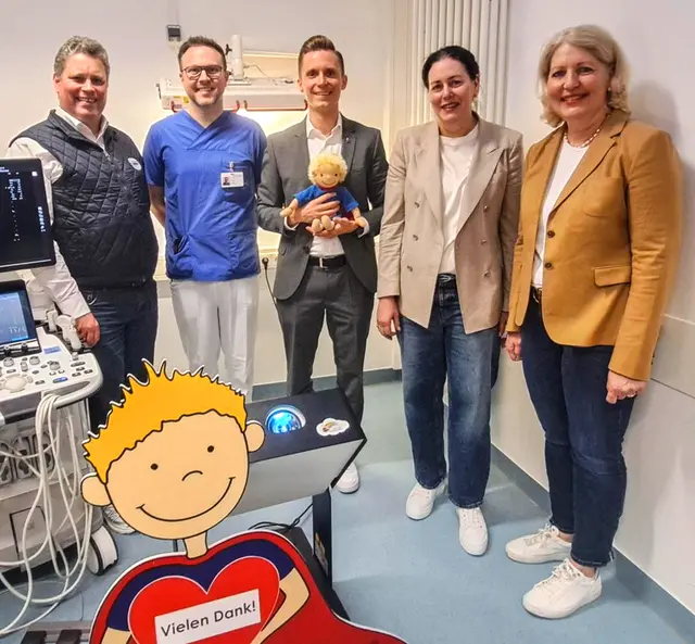 Bild: von links: Thomas Schmidt, Oberarzt Dr. Manuel Proske, Jonas Banar, Sonja Többe-Schmidt und Susanne Schad-Schmidt | Foto: Quelle: Stiftung