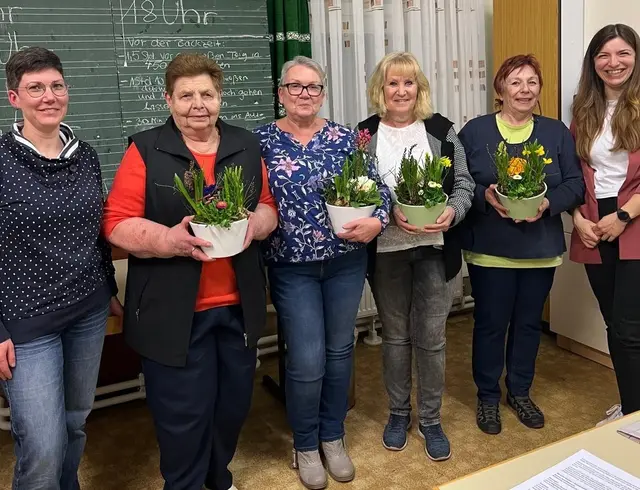 Die Geehrten mit Vorstandsmitgliedern. VL Sarah Feeser, Doris Rupp, Elke Bucher, Rose Kern, Brigitte Pügner und Tabea Kalcher.
Bild Anni Volz | Foto: Bild Anni Volz