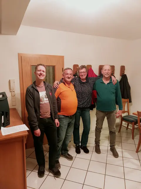 von links nach rechts :
2.Vorsitzender : Erik Janson; 1. Vorsitzender  : Jochen Betz; neue Wegewartin : Beate Kreuer; alter Wegewart : Andreas Köpke | Foto: J.Betz