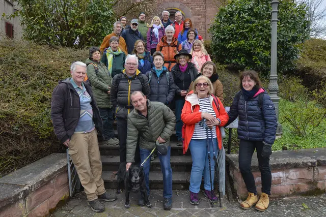 Nach 18 Kilometern immer noch fröhlich und gut gelaunt. Die Wandergruppe des Schwäbischen Albvereins Weinsberg vor der Klosterkirche in Lobenfeld. | Foto: Michael Harmsen