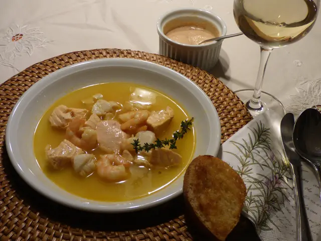 Klare Fischsuppe mit Rouille. | Foto: Sigrid Schlottke