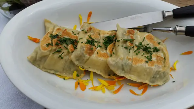 Oma Hildes Bratwurst-Maultaschen mit Peterling. | Foto: Tanja Koch