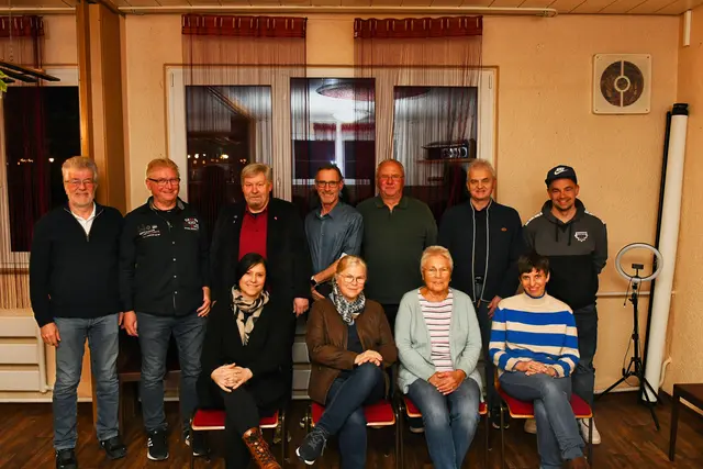 Die Jubilare und die neu- und wieder gewählten Vertreter des Vereins, 
(o.2./3.v.li.) Uwe Grimmoni, Markus Proksch, (vorne links) Jasmin Peetz
 | Foto: eigenes Bild