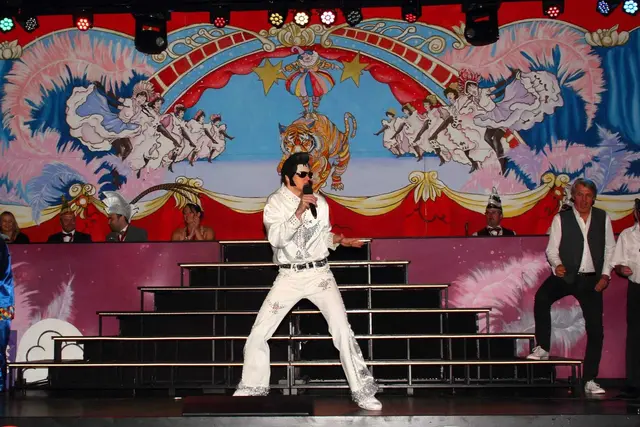 Der Chorleiter Frederik Rogalski als Elvis | Foto: Rolf Raible