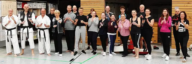 Von links: Moderator Alfred Keller sowie die Selbstverteidigungslehrer Jens Haar und Steffen Kuhn (alle vom Karateverein Eppingen) mit den Teilnehmern des Selbstverteidigungskurses  | Foto: Karateverein Eppingen