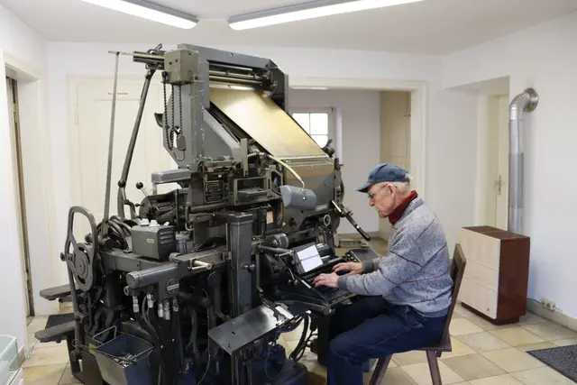 Museumsleiter Horst Wagner  an der Linotype Maschine | Foto: Marga Specht